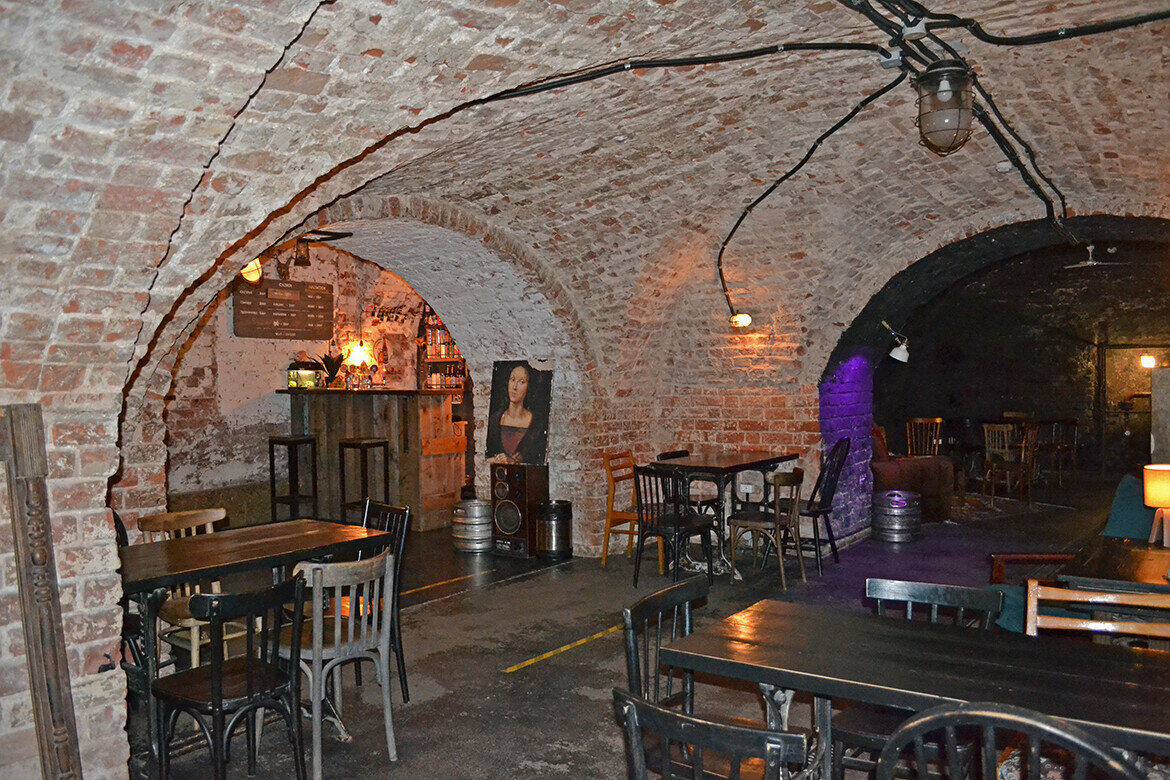 ​Зайдя в любой из баров на первом этаже или в подвалах «Адониса», можно догадаться, что эти своды из красного кирпича имеют продолжительную историю. Фото: © Марк Шишкин