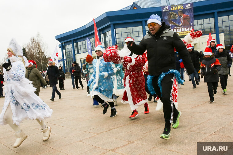    В Тюмени почитатели Деда Мороза устроили массовый забег в честь его дня рождения