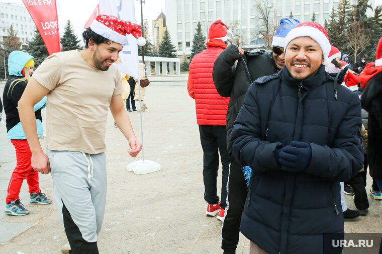    Иностранные студенты наряду с коренными тюменцами также решили принять участие в забеге дедов морозов.