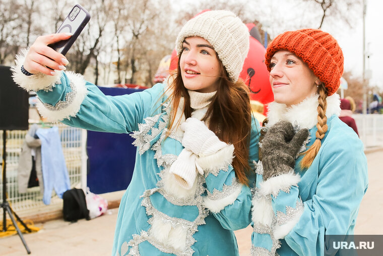    Снегурочки, без которых день рождения Деда Мороза, наверное, был бы не тот.