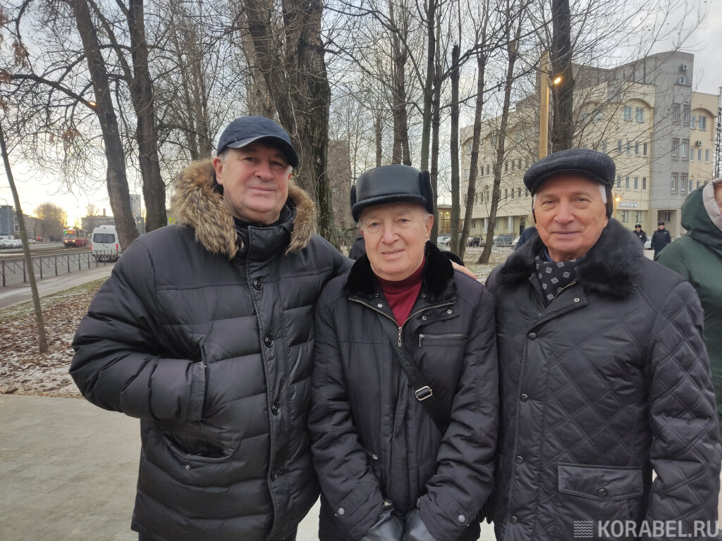 В кадре слева направо: начальник отдела по ремонту и эксплуатации зданий и сооружений Северной верфи Сергей Назаров; Бывший главный архитектор, начальник ремонтно-строительной службы Виктор Борейко (более 50 лет на заводе); Бывший начальник управления по безопасности Сергей Заруднев (50 лет на заводе) / Фото: Корабел.ру  📷
