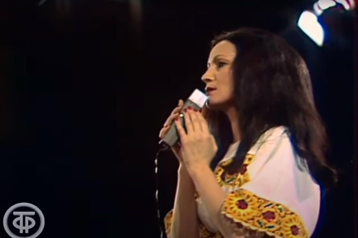 "ПЕСНЯ ГОДА 1978". К ТОМУ ВРЕМЕНИ, ПО СЛОВАМ ЕВГЕНИЯ ДОГИ, ПЕВИЦА СОФИЯ РОТАРУ УЖЕ НЕСКОЛЬКО ЛЕТ "ПЕЛА" ПОД ФОНОГРАММУ. СКРИНШОТ: ЮТУБ-КАНАЛ "МУЗЫКА НА СОВЕТСКОМ ТЕЛЕВИДЕНИИ"