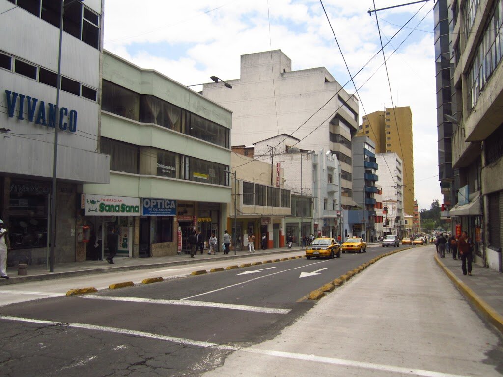 В столице Эквадора городе Кито проживает несколько миллионов человек. Центр здесь очень красив, но нам бы интересно было узнать, как выглядят и другие кварталы.