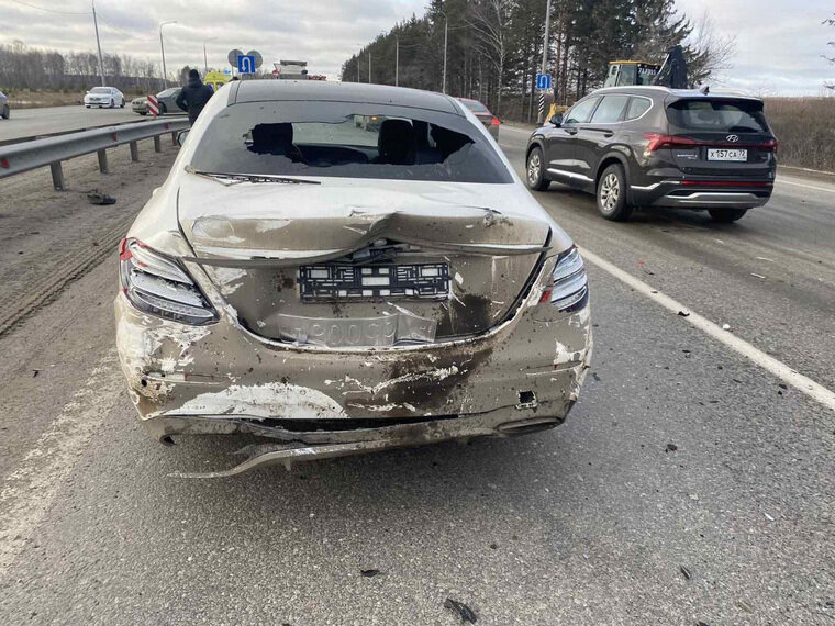    Фото с места ДТП, в котором пострадали три человека, двое из которых—дети.