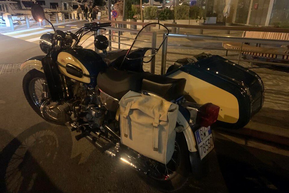 Мотоцикл «Урал» на парижской улице - чистенький, нарядный, с итальянскими номерами. Фото: Александр Павлов