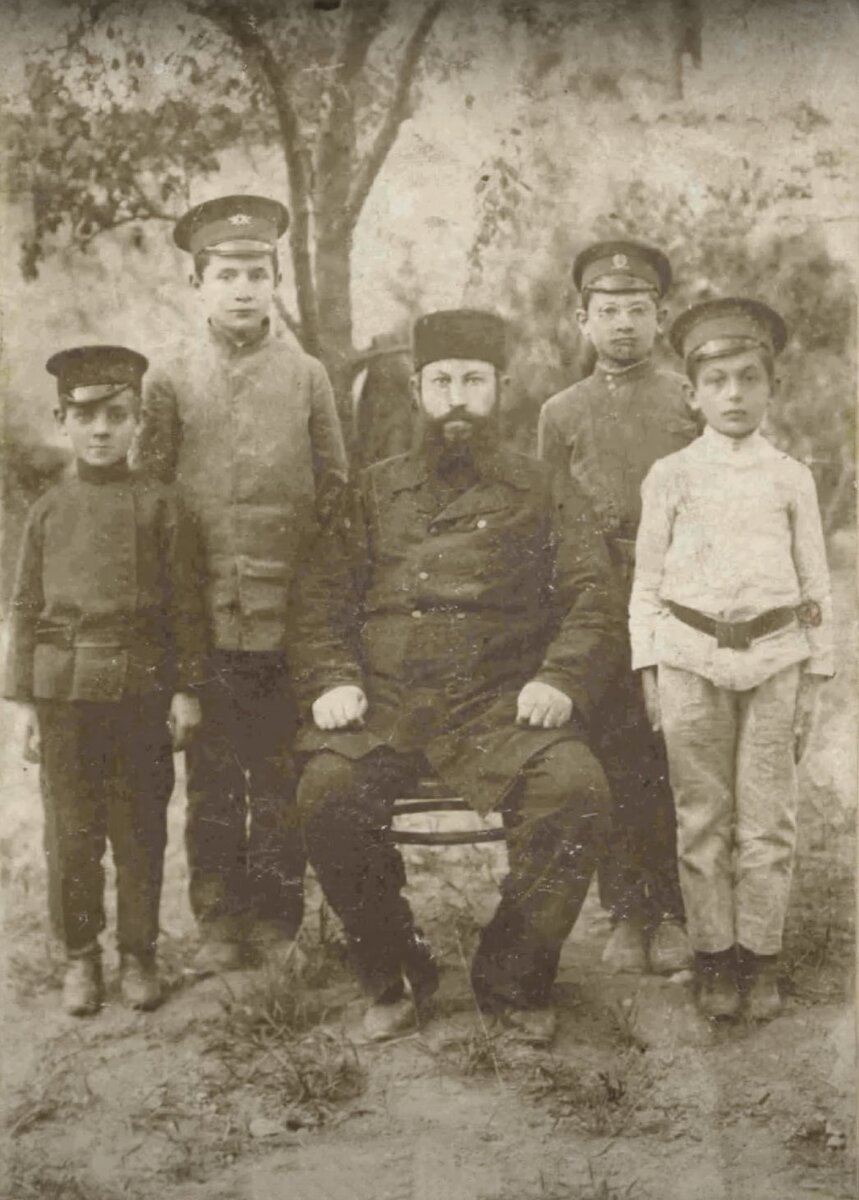 Крымчаки. Отец с сыновьями. Карасубазар, начало XX века. © Крымский этнографический музей