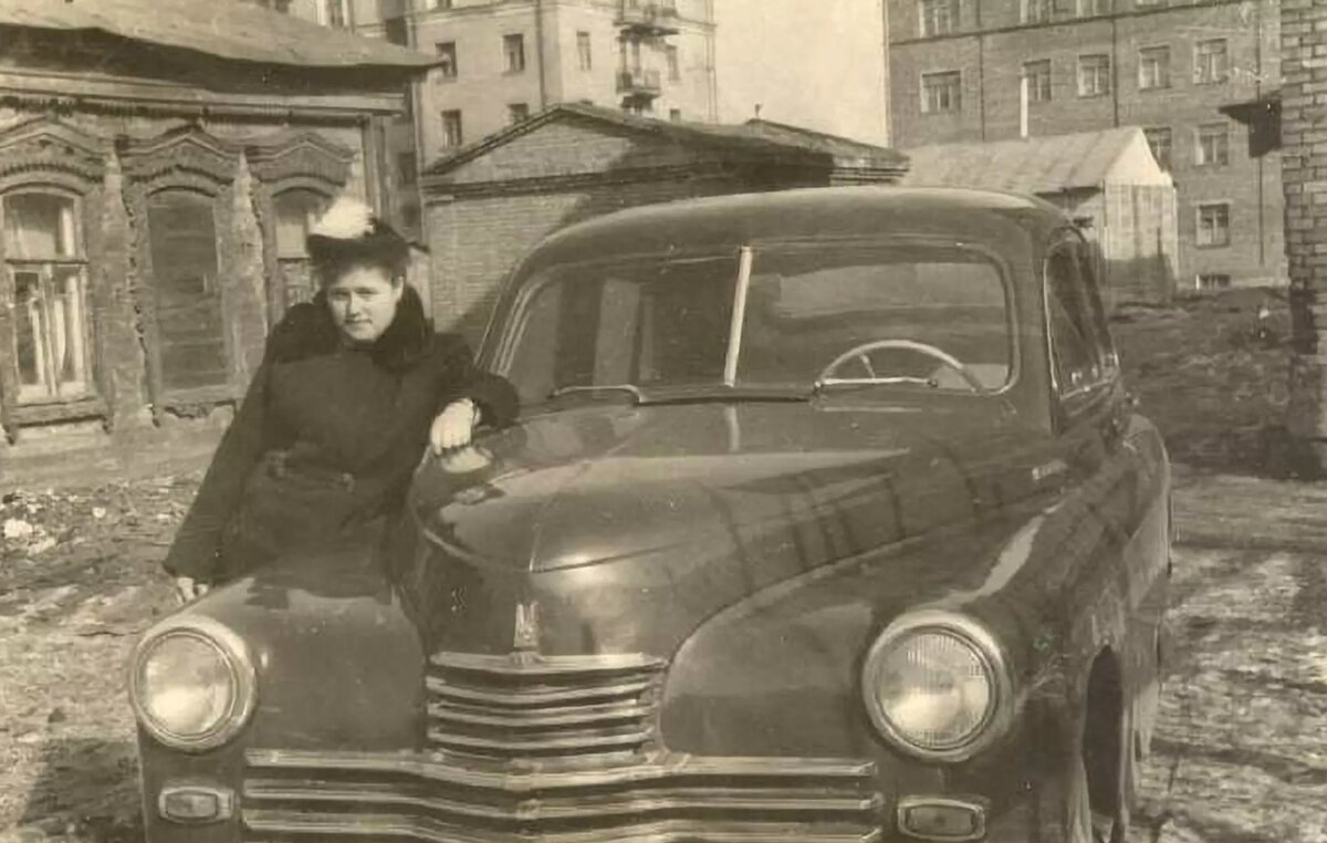 Проход к гаражам. Школа слева, за кадром. Видимо, из архива автора, так как снимка в сети не найдено.