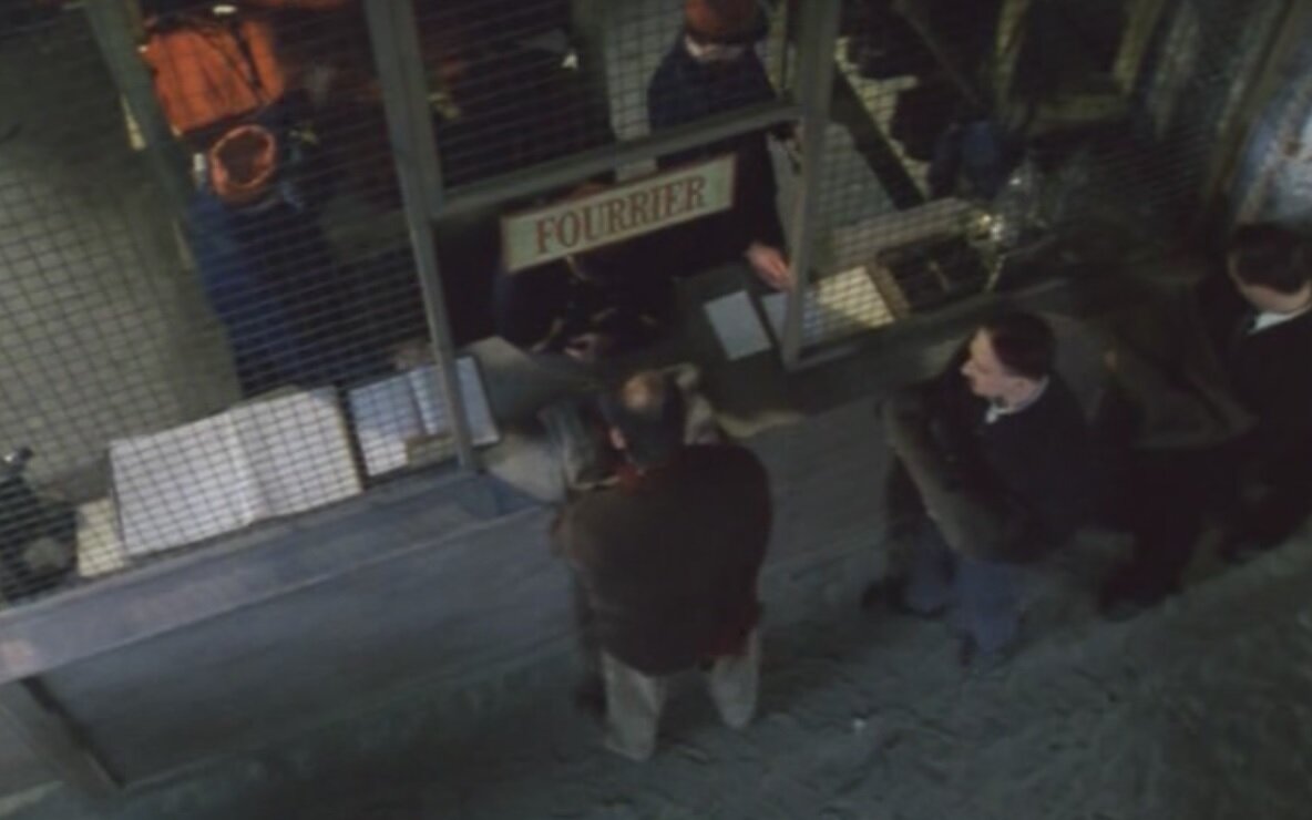 Каптенармус на складе выдает форму рекрутам. Кадр из фильма