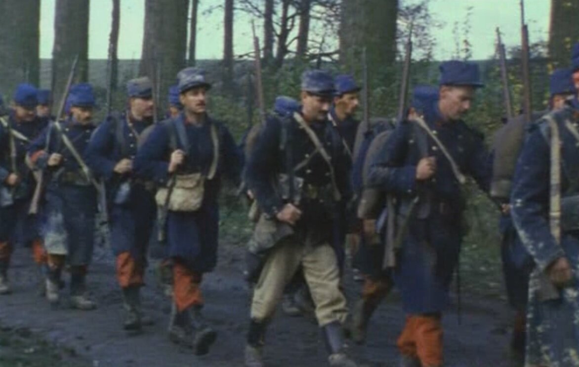 Французская форма на 1914 г. Темно-синие шинели и красные штаны, на красных кепи темно-синие чехлы. У главного героя не уставные белые штаны. Кадр из фильма