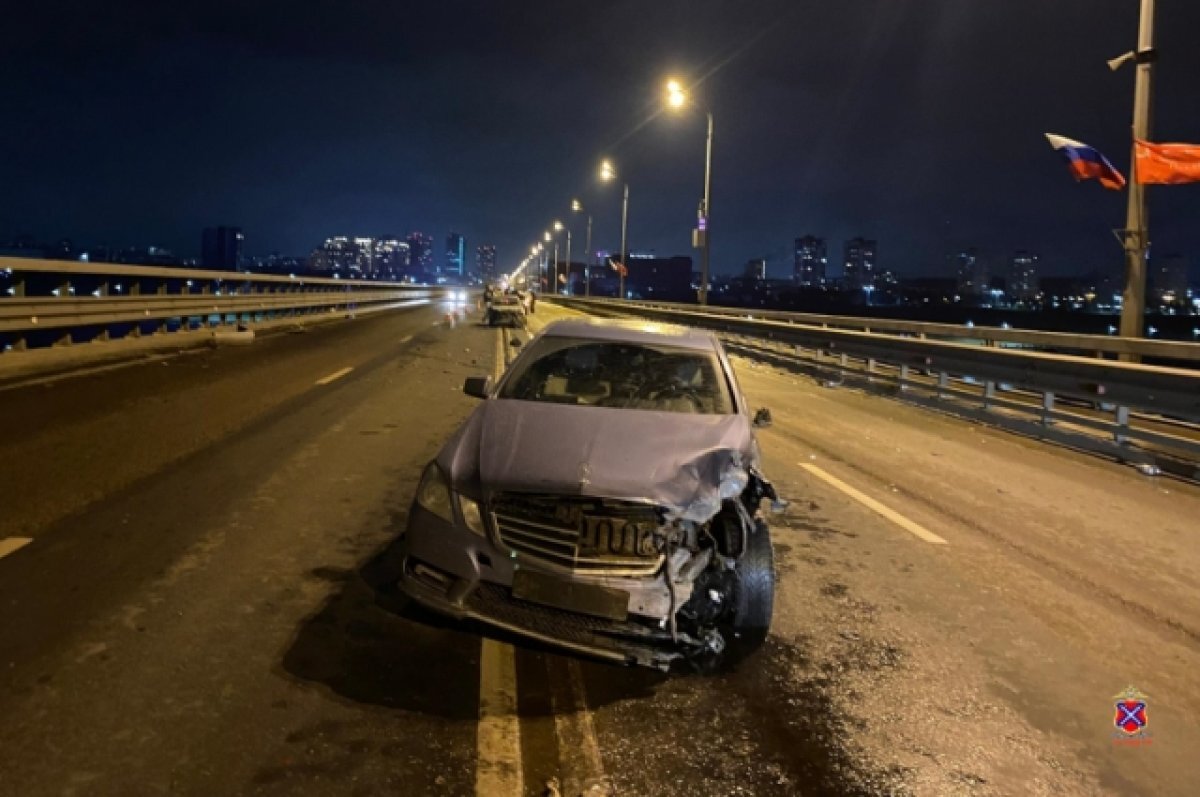    Проезжавшие мимо места ДТП на танцующем мосту Волгограда сняли его на видео