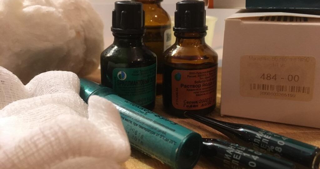 Подруга, как и многие люди, не любит врачей, им не доверяет