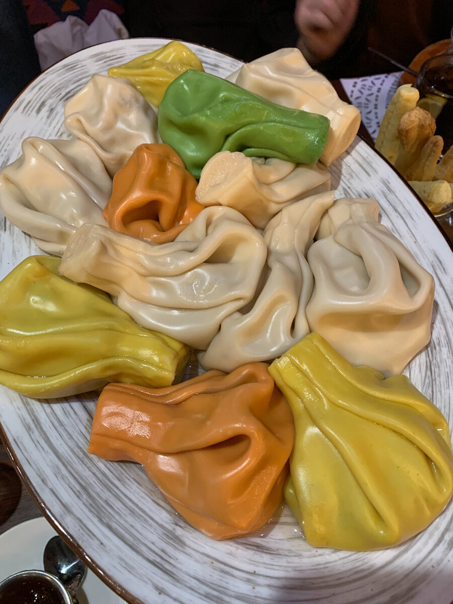 Выбрать есть из чего! Говядина, баранина, с грибами или сыром, с зеленью...цена от 60 рублей за штуку. Хинкали большушие, сочные, вкусные!