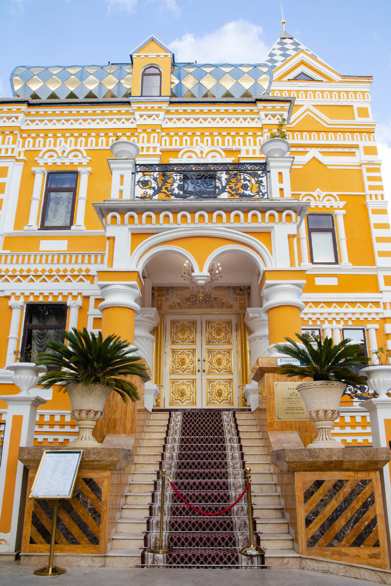 Бутик отель усадьба хлудова сочи. Сочи парк ривьера усадьба хлудова. Дом хлудова в парке ривьера. Усадьба хлудова в сочи. Дом хлудова.