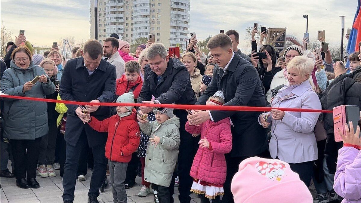    В Молодежном микрорайоне Краснодара открыли сквер «Изумрудный». Фото: телеканал «Краснодар»