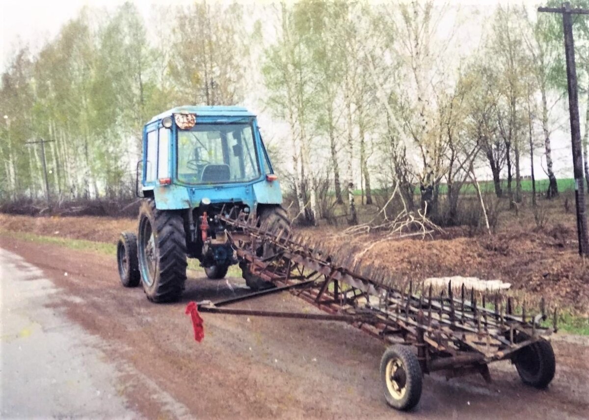 Бороновальный агрегат в транспортном положении. !997 год. Фото автора. 
