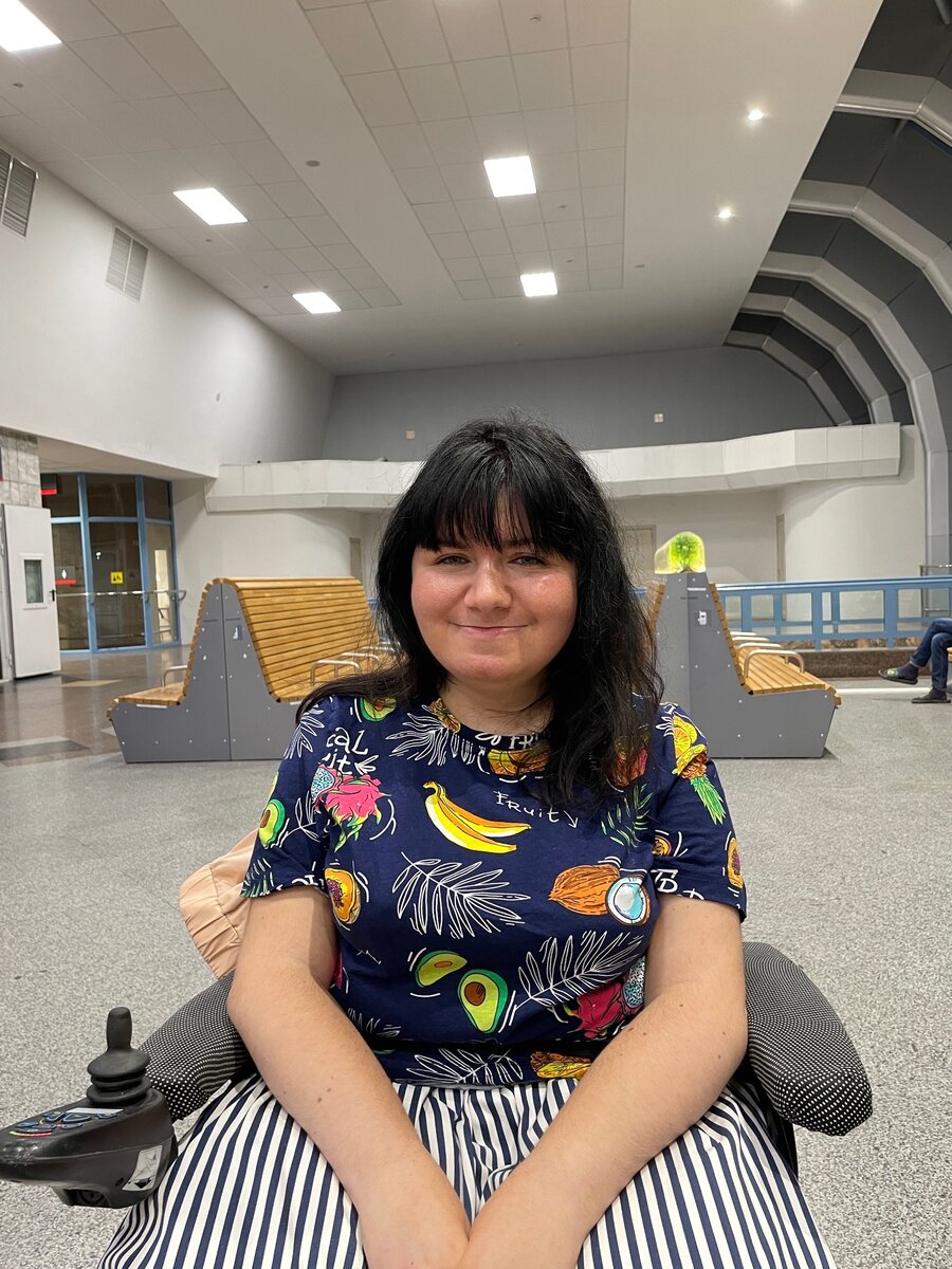 В зале ожидания на вокзале.