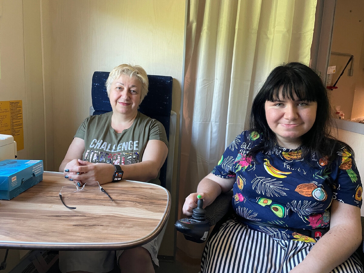 В 4-х местном купе с мамой.