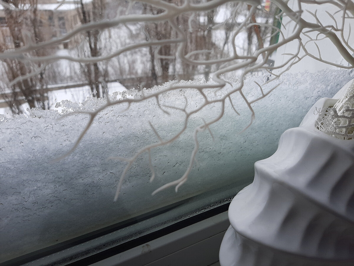 Снежная перина на моём окне.