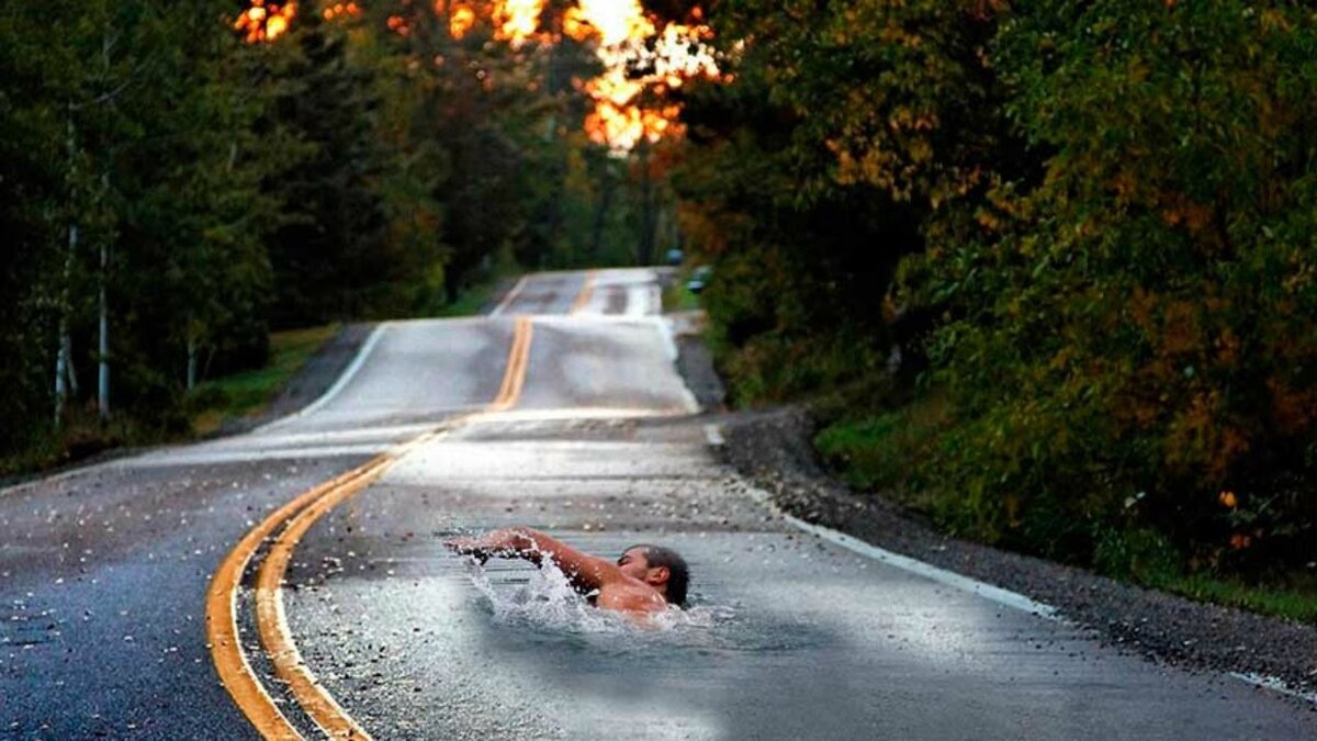 Устал в дороге отдохни. Плывет по дороге. Красивая дорога и человек. Вода на дороге.