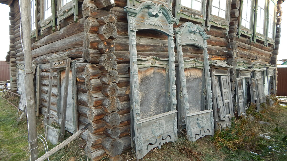 Оцените состояние старого дома во дворе домовладения "хозяйки музея". Сам музей находится в другом доме, более современном, выходящем своим фасадом на улицу. А этот дом с улицы вообще не виден, но это - не тот дом, где жил Распутин. От того самого дома сохранились только вот эти два наличника (на переднем плане).