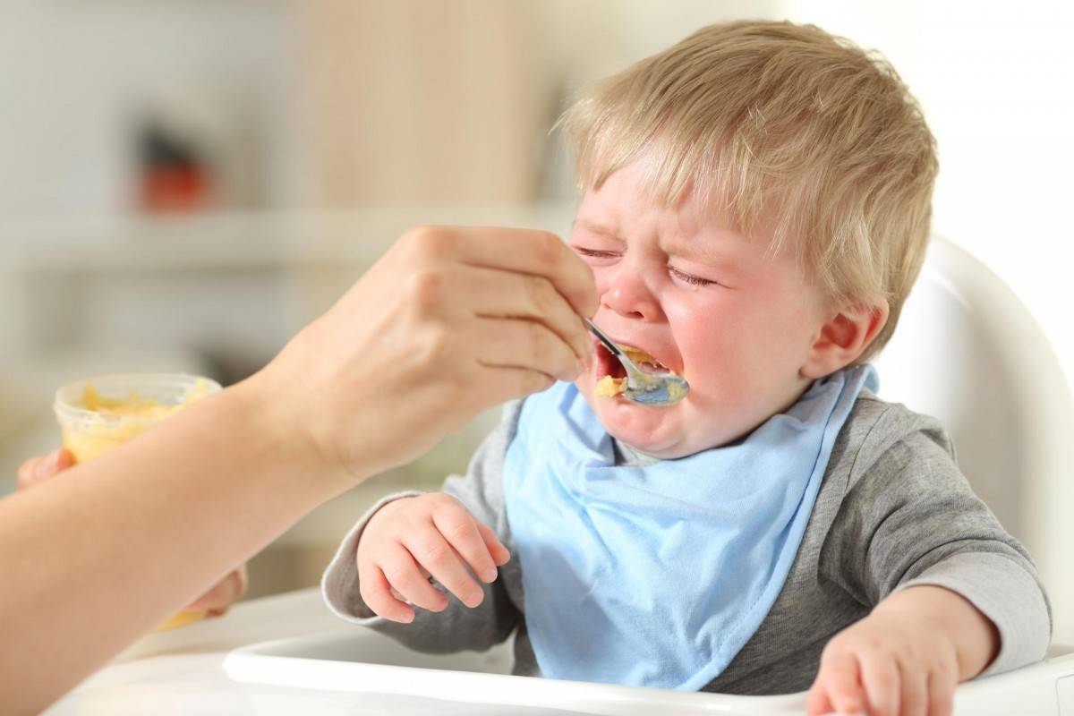 Кормят ли родителей. Ребенок отказывается от еды. Нарушение аппетита у детей. Маленький ребенок ест. Ложечку за маму ложечку за папу.