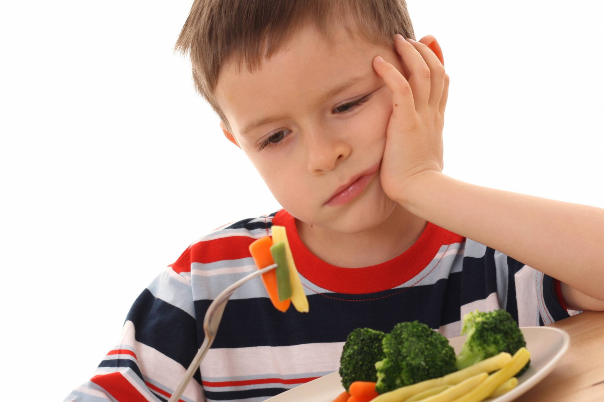 Ребенок не хочет есть овощи. Ребенок не хочет есть. Нарушение аппетита у детей. Еда для детей.