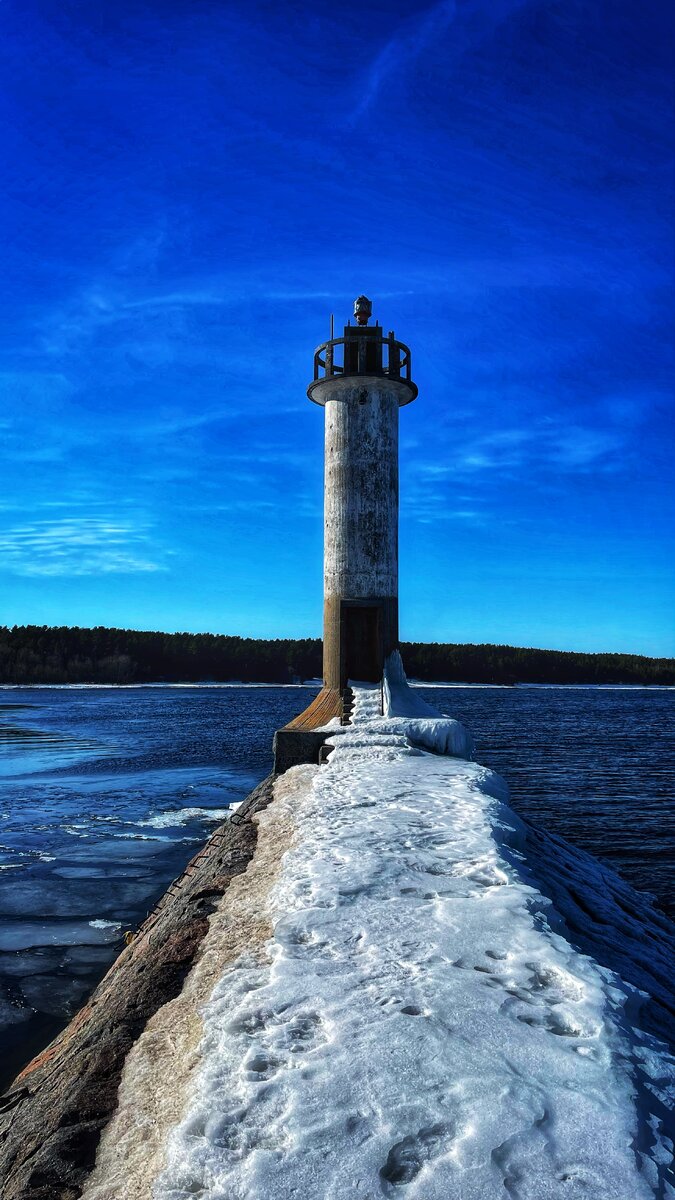 Посёлок Моторное в Ленобласти
Ранее это была деревня "Вуохенсало". В январе 1948 года её переименовали в посёлок "Рыбацкий", согласно постановлению общего собрания рабочих и служащих рыбзавода треста "Ленрыба". Но уже через полгода, в 1949 году, указом Президиума ВС РСФСР название было изменено на "Моторное".