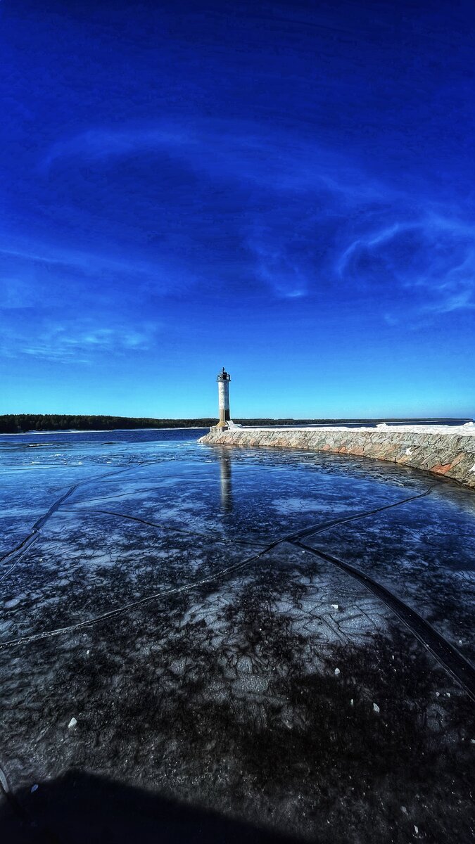 Действующий маяк "Вуохенсало"
Уникальный 12-метровый маяк "Вуохенсало", расположенный на оконечности мола в бухте "Моторная", до сих пор своим светом указывает путь морякам и рыбакам. Его история не так романтична, зато продолжается по сей день.

Рыбаки тут занимаются своим делом и сегодня. К зиме они продвигаются дальше к югу. В любое время года они выходят на своих лодках, сопровождаемые светом маяка "Вуохенсало".