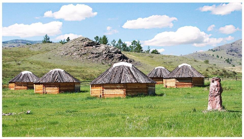 Хакасия поселение. Музей заповедник Казановка Хакасия. Юрта хакасов. Юрты музей заповедник в Хакасии. Берестяная юрта хакасов.