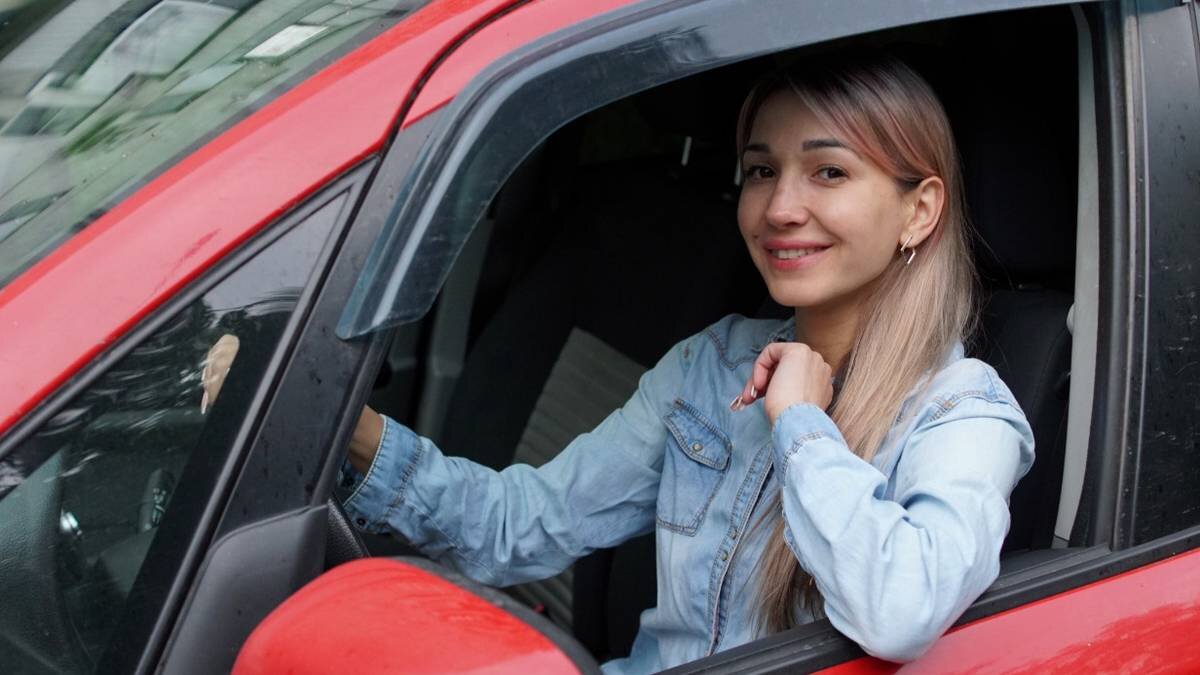    Автолюбитель Анастасия Воронина за рулем своей иномарки / Фото: Анатолий Цымбалюк / Вечерняя Москва