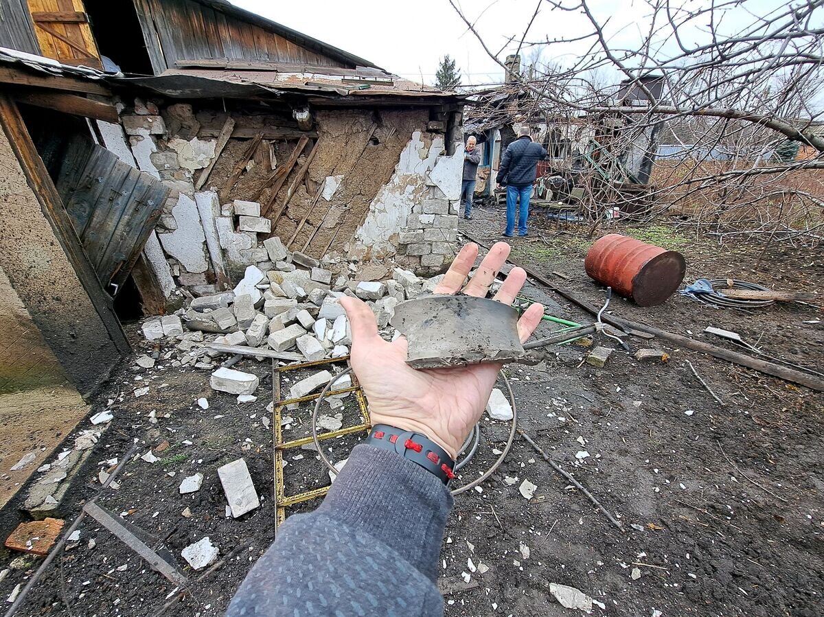    Обломок снаряда, попавшего в жилой дом в Петровском районе Донецка в результате обстрела ВСУ© РИА Новости / Сергей Батурин