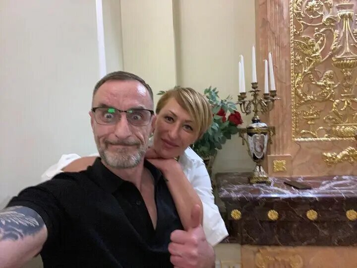 Блогер Дядя Слава с постоянной участницей его роликов Ларой https://youtu.be/Iih1QN1SXxQ?si=3eQceQvW4VQXFrhf