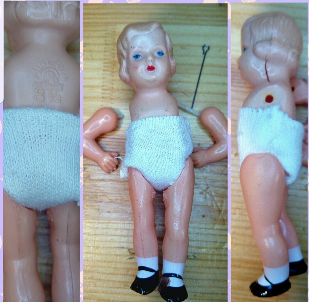 Обратите внимание на размер булавки , девчушка крохотная .