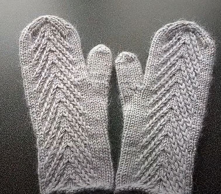 Описание двойных варежек Diagonal mittens