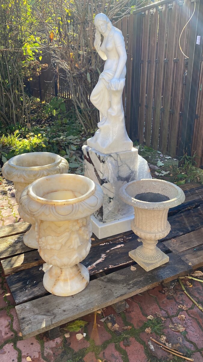 Эти вазоны украсили бордюры около гортензий, а мраморная девушка стала частью композиции «Красавица и Чудовище» вместе с древним валуном причудливой формы у нас в саду. 