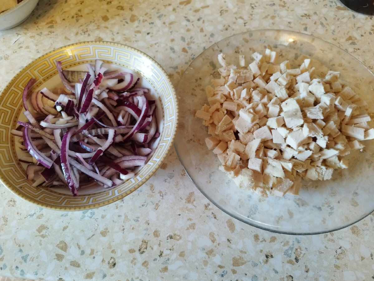Красный лук и курица порезанная кубиками