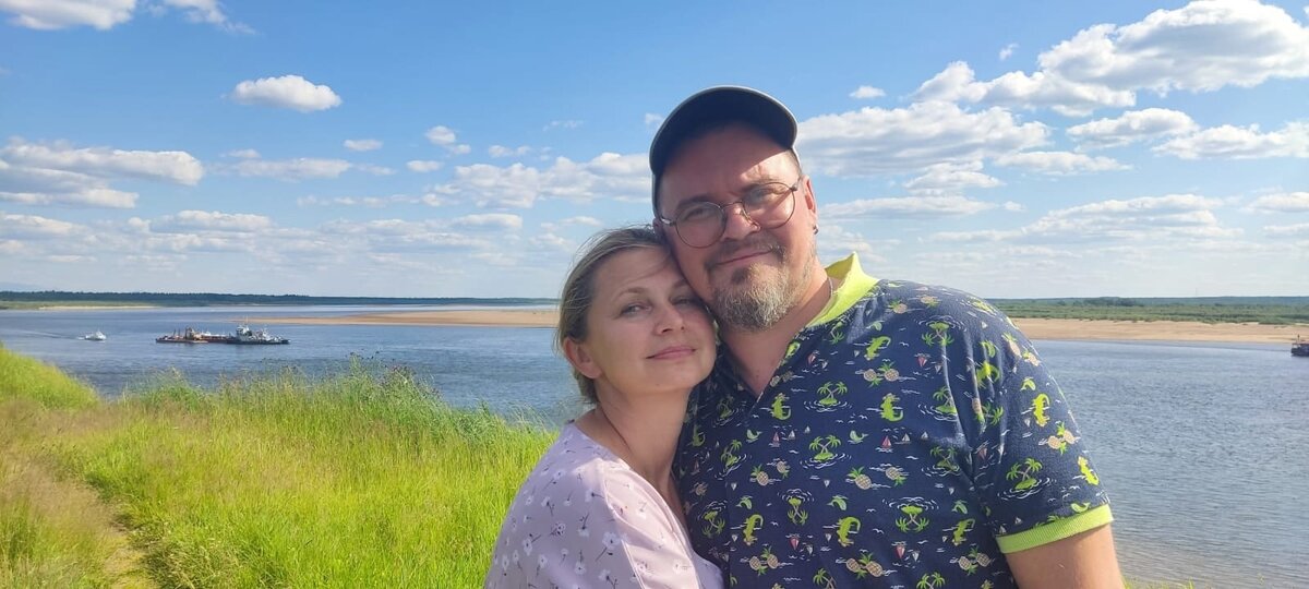 Светлана Малькова: "Я сразу же обратила внимание на Дениса. У него так красиво вились волосы, в руках - томик Есенина." 