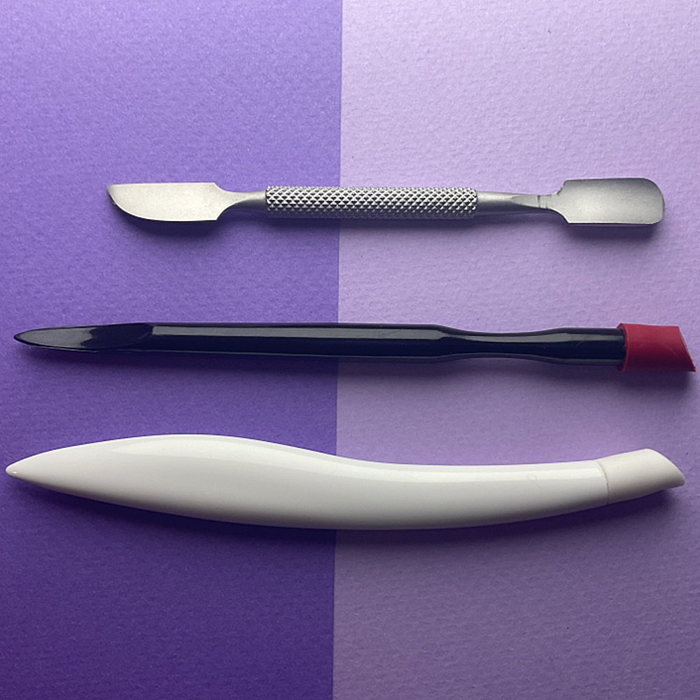 На фотографии: профессиональный шабер и два пластиковых пушера с мягкими резиновыми наконечниками для домашнего ухода. 