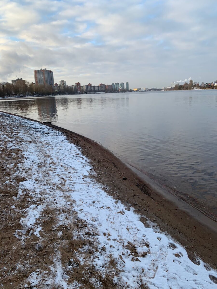Нева даже и не думает замерзать