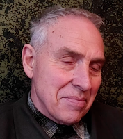 Я родился и вырос в Калуге. Здесь могилы моих предков. За свою жизнь довелось побывать во многих городах Советского Союза. Учился в Москве. Но, Калуга всегда была в моем сердце. Калуга мой родной город. Поэтому так близко воспринимаются проблемы моего города, особенно когда узнаешь, что есть города, в которых эти проблемы давно решены.