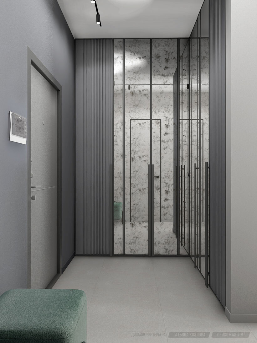 Патинированное состаренное зеркало во всю стену в интерьере прихожей