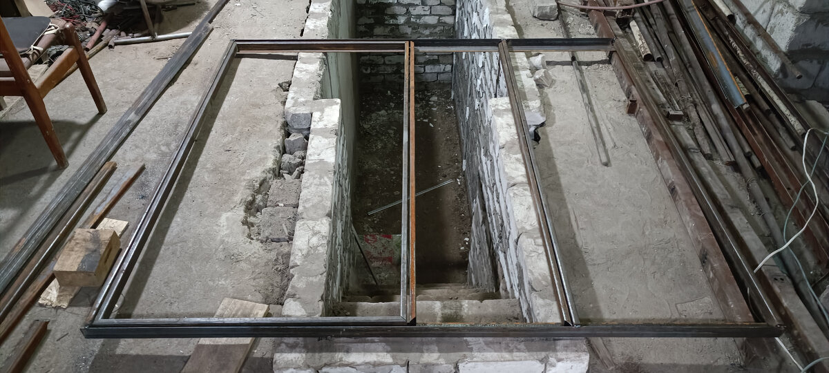  После замеров сварен каркас из уголка и двери из профтрубы.