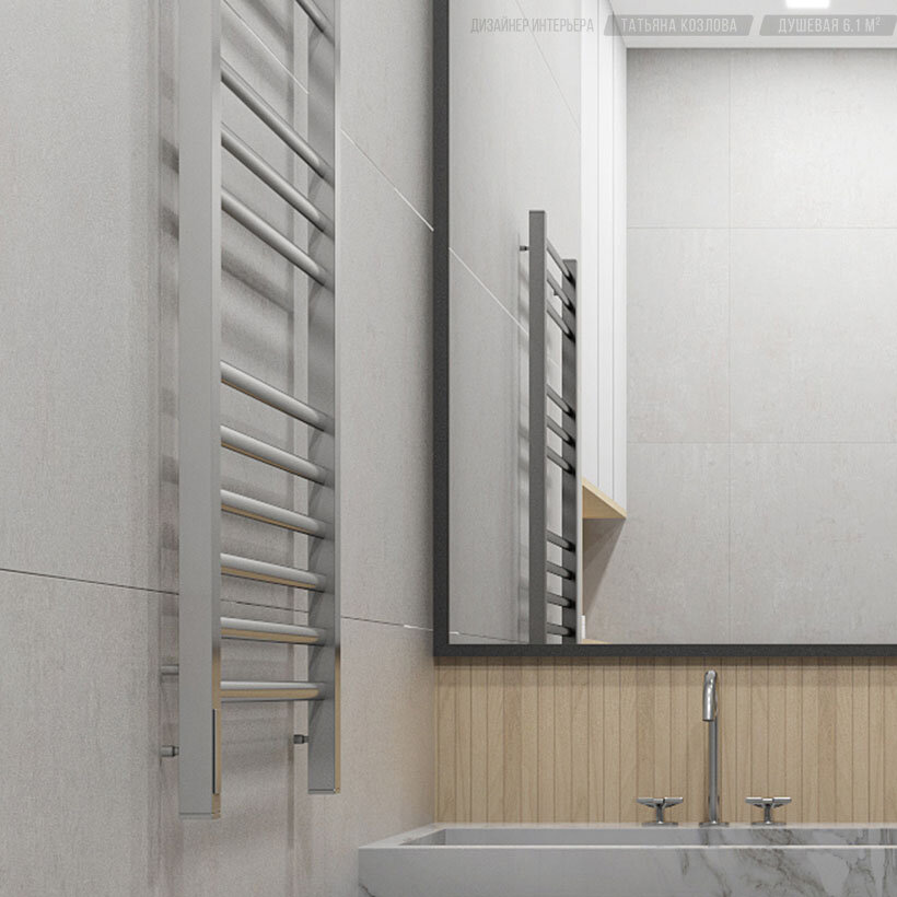 Большое зеркало в интерьере душевой комнаты, настенный полотенцесушитель под хром