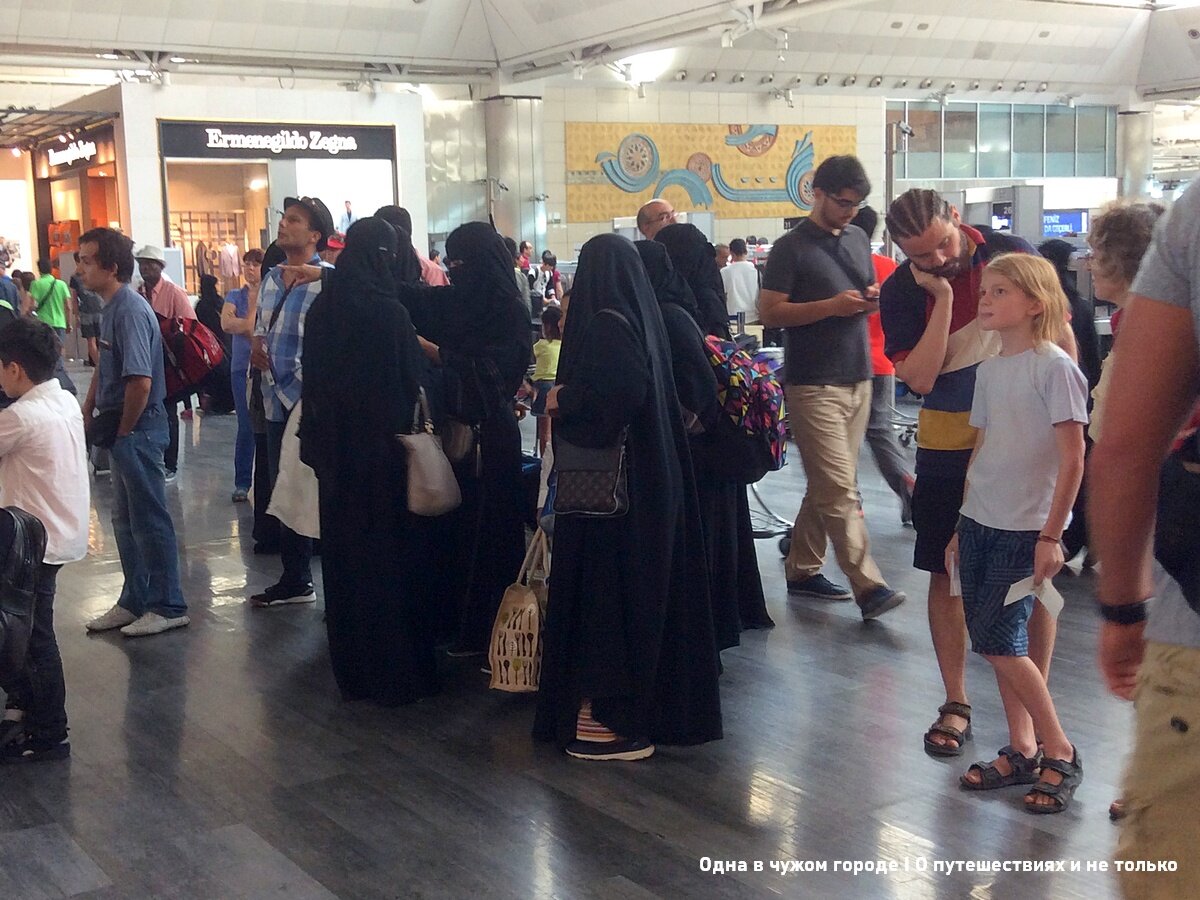 И посмотреть там, поверьте, было на что (листайте галерею👉). Казалось, весь мир собрался в одном месте... Так что о проведенном иам времени я не жалею😉