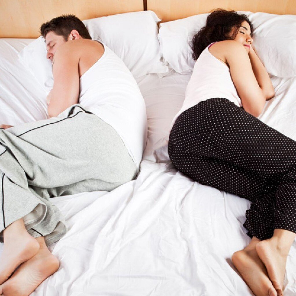 Подруги спят вместе. Сон в разных кроватях. Спят в разных комнатах. Спать под разными одеялами.