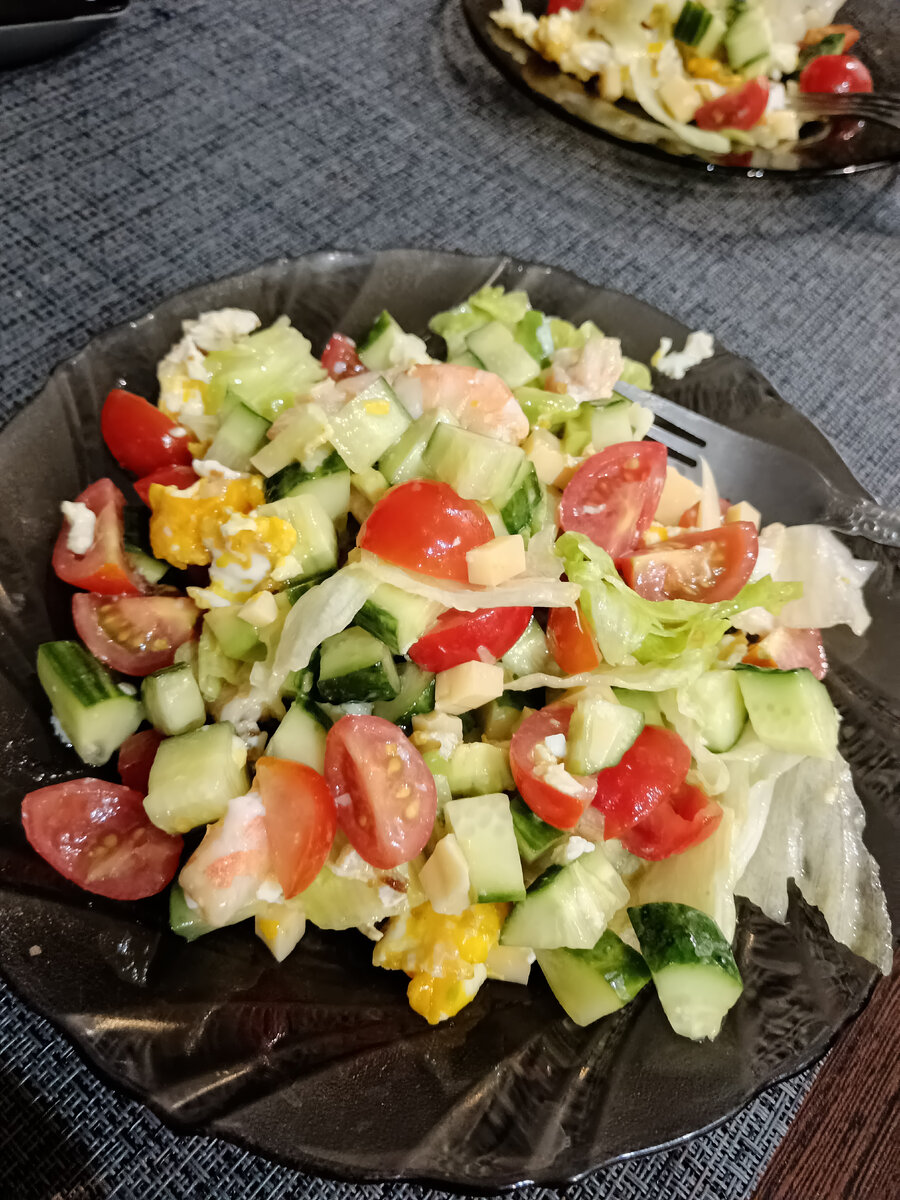 Помидоры, огурцы, авокадо, айсберг, яйцо, масло подсолнечное