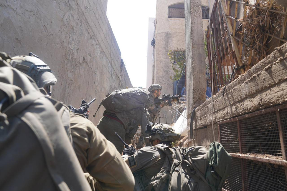 Израильские солдаты ведут бой в Дженине