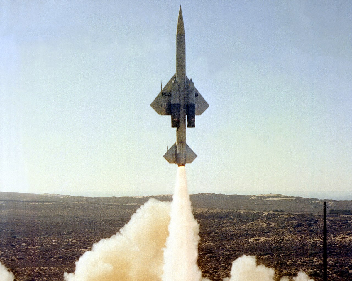 CIM-10 Bomarc взлетает при помощи стартового ускорителя. Хорошо видны два маршевых прямоточных воздушно-реактивных двигателя, которые будут запущены позже