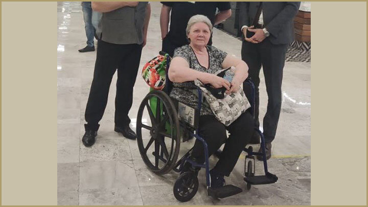 СЫН РУССКОЙ ПЕНСИОНЕРКИ, УГОВОРИВ МАТЬ ПРОДАТЬ ИМУЩЕСТВО В РОССИИ, БРОСИЛ ЕЁ ПЕРЕД КОНСУЛЬСТВОМ РОССИИ В МЕКСИКЕ, А САМ ВМЕСТЕ С ЖЕНОЙ-УКРАИНКОЙ СТАЛ ШТУРМОВАТЬ ГРАНИЦУ США В КАЧЕСТВЕ БЕЖЕНЦА С УКРАИНЫ. СКРИНШОТ: ТГ-КАНАЛ "ТОЧКА ЗРЕНИЯ"