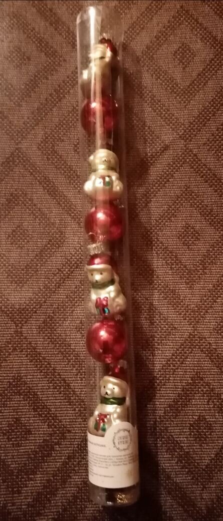 8 штук, 4 медвежонка и 4 шарика. Стекло. 